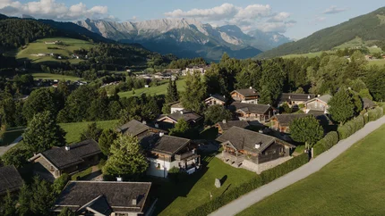 Puradies - Saalfelden: Mountain magic and panorama trail © Lukas Reschreiter Village with wooden houses and mountains in the background on a sunny day