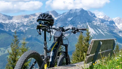 Tannenalm - Märzengrund Tour © Greenstorm Mountain bike with helmet on bench overlooking mountains