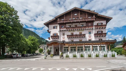 Hotel Union © Harald Wisthaler Hotel Union in einem Alpenort unter blauem Himmel
