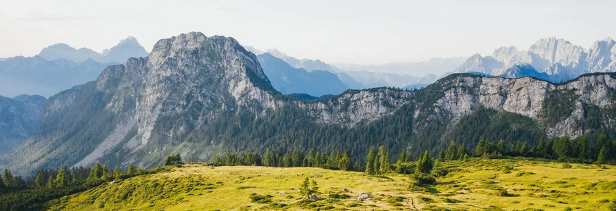 Weissensee © Nassfeld.at Two cyclists on a trail in the Alps with mountains and green grass