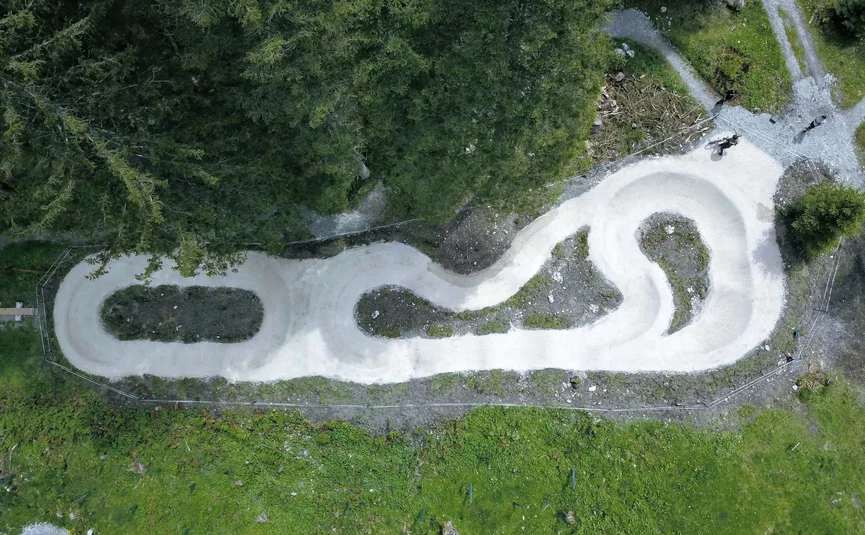 Mountain bike holiday in the Zillertal © Rideable Trailbuilding Aerial view of a winding mountain bike trail in a forested area