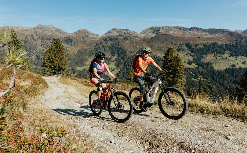 Mountain bike holiday in the Zillertal © Felix Saller Two cyclists on a mountain trail with autumn landscape in the background