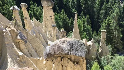 EARTH PYRAMIDS-LERCHERALM © Hipproductions Earth pyramids topped with large stones in a forest