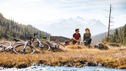 IN THE WINDAU VALLEY © TVB Kitzbüheler Alpen Brixental - Mathäus Gartner Two cyclists resting in the mountains next to their bikes