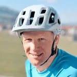 Mountain Bike Holidays © Hotel Adler - Hotel Rössle GmbH Mann mit blauem Shirt und weißem Fahrradhelm im Freien