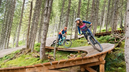 AlteSchmiede-Trail © Patrick Wasshuber Two mountain bikers riding on a wooden trail in the forest