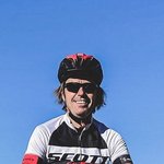 Mountain Bike Holidays © Hotel Montanara Fahrradfahrer auf felsigem Berggipfel mit Skulptur und Bergen im Hintergrund