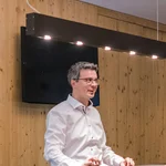 Mountain Bike Holidays © Harald Wisthaler Paar checkt an der Rezeption des Alpinhotels ein