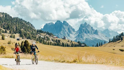 TOUR SILVESTER VALLEY © David Karg Two cyclists riding on a path with mountains in the background