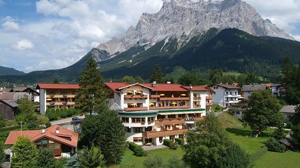 Sporthotel Schönruh © Sporthotel Schönruh Bergdorf mit Häusern vor steinigem Berg unter blauem Himmel mit Wolken