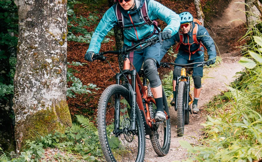 Lisi Osl Trail © Patrick Wasshuber Two mountain bikers riding downhill on a forest trail