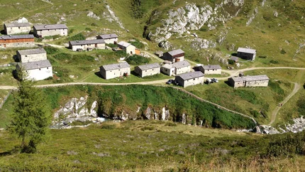 RIESERFERNER LAP © Hipproductions Small mountain village with stone and wooden houses in a green mountain landscape