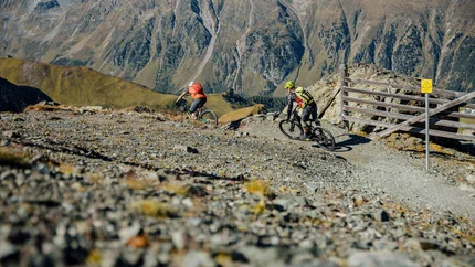 SEE - ASCHER HUT - SEE © Felix Saller Two mountain bikers riding on a rocky trail with mountains in the background