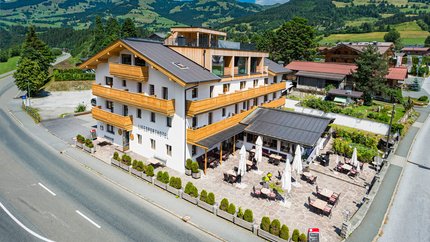 Lifesporthotel Hechenmoos © Multivisual Art Lebenssport Hotel mit Terrasse und Berglandschaft im Hintergrund