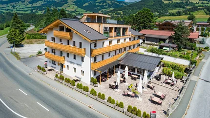 Lifesporthotel Hechenmoos © Multivisual Art Lebenssport Hotel mit Terrasse und Berglandschaft im Hintergrund