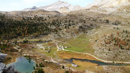 ARMENTARA TOUR © Markus Rubatscher Mountain landscape with small lake, paths, and scattered houses in the valley