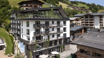 Hotel THE VIEW © Wolfgang Breitfuss Modernes Hotel The View in den Bergen mit Terrassen und Sitzbereich im Freien