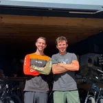 Mountain Bike Holidays © Biohotel Rupertus Zwei Männer vor einem Bike-Shop mit Mountainbikes im Hintergrund