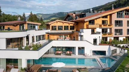 Biohotel Rupertus © Foto Bauer Moderne Ferienanlage mit Pool und Holzarchitektur in den Bergen
