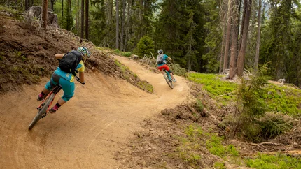 Schöneben Flowtrail © Anne Kaiser Photography Two mountain bikers on a winding forest trail