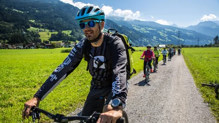 Ziller cycle path - Stilluptal © MonEpic Group of cyclists riding on a rural path in a green mountainous area