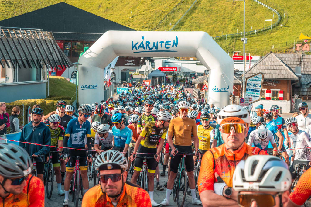 ARBÖ-Radmarathon Hit Cyclists gathered at the start line under a Kärnten arch for a race